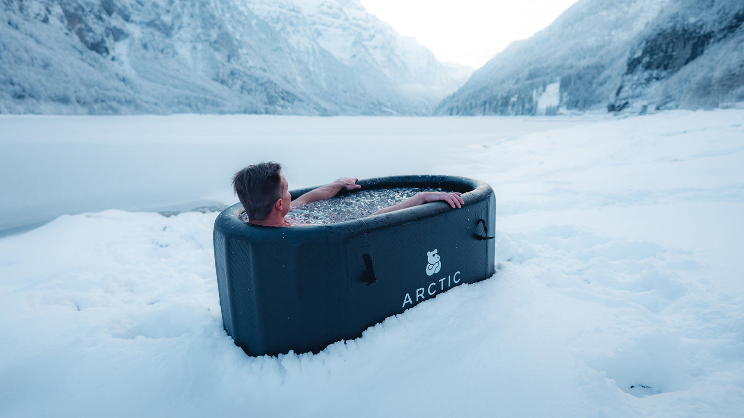 Athlete im Eisbad im Schnee