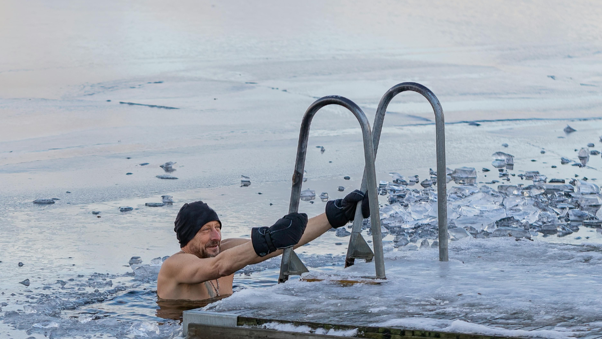 Eisbaden im See im Winter