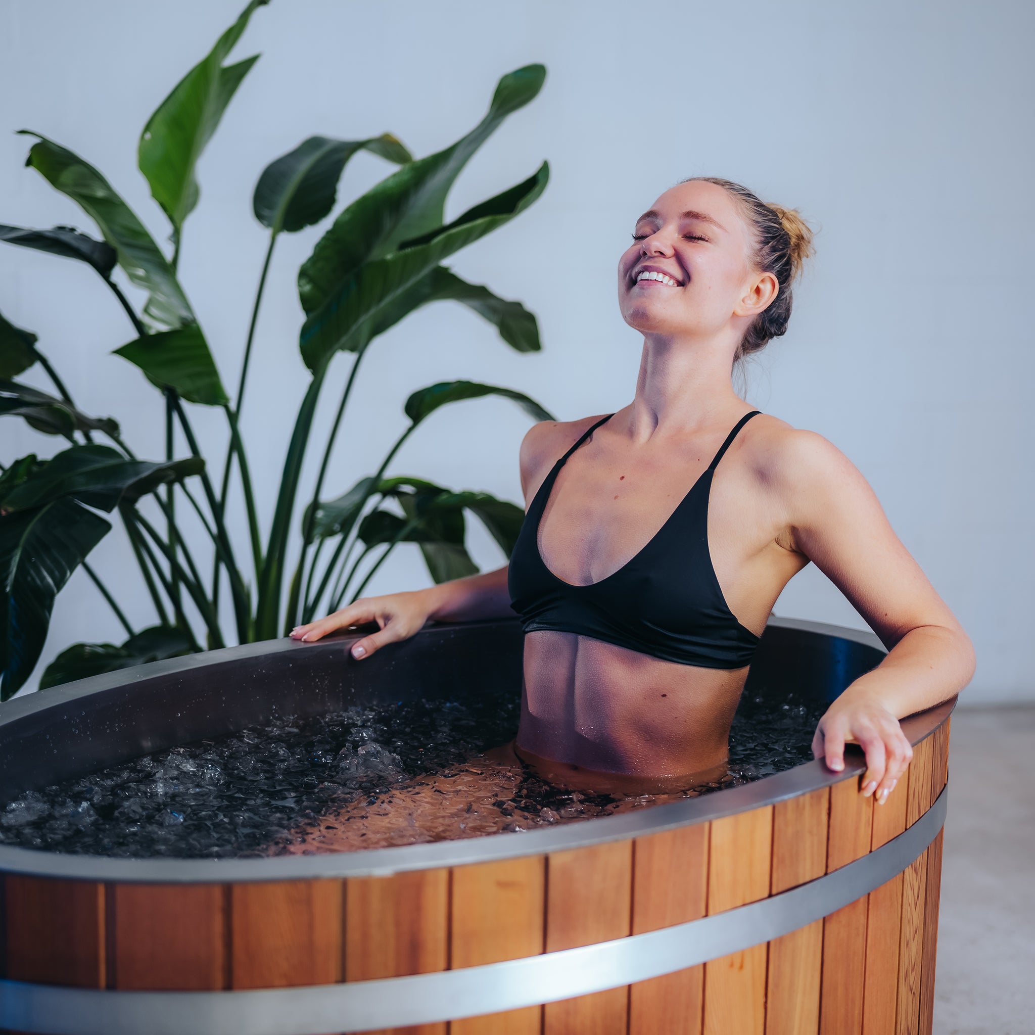 Arctic Plunge Eisbad Holzwanne Shooting