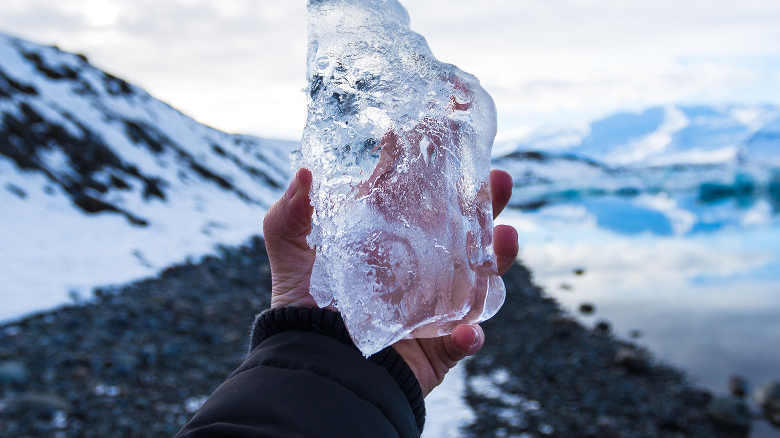Eisblock in Hand