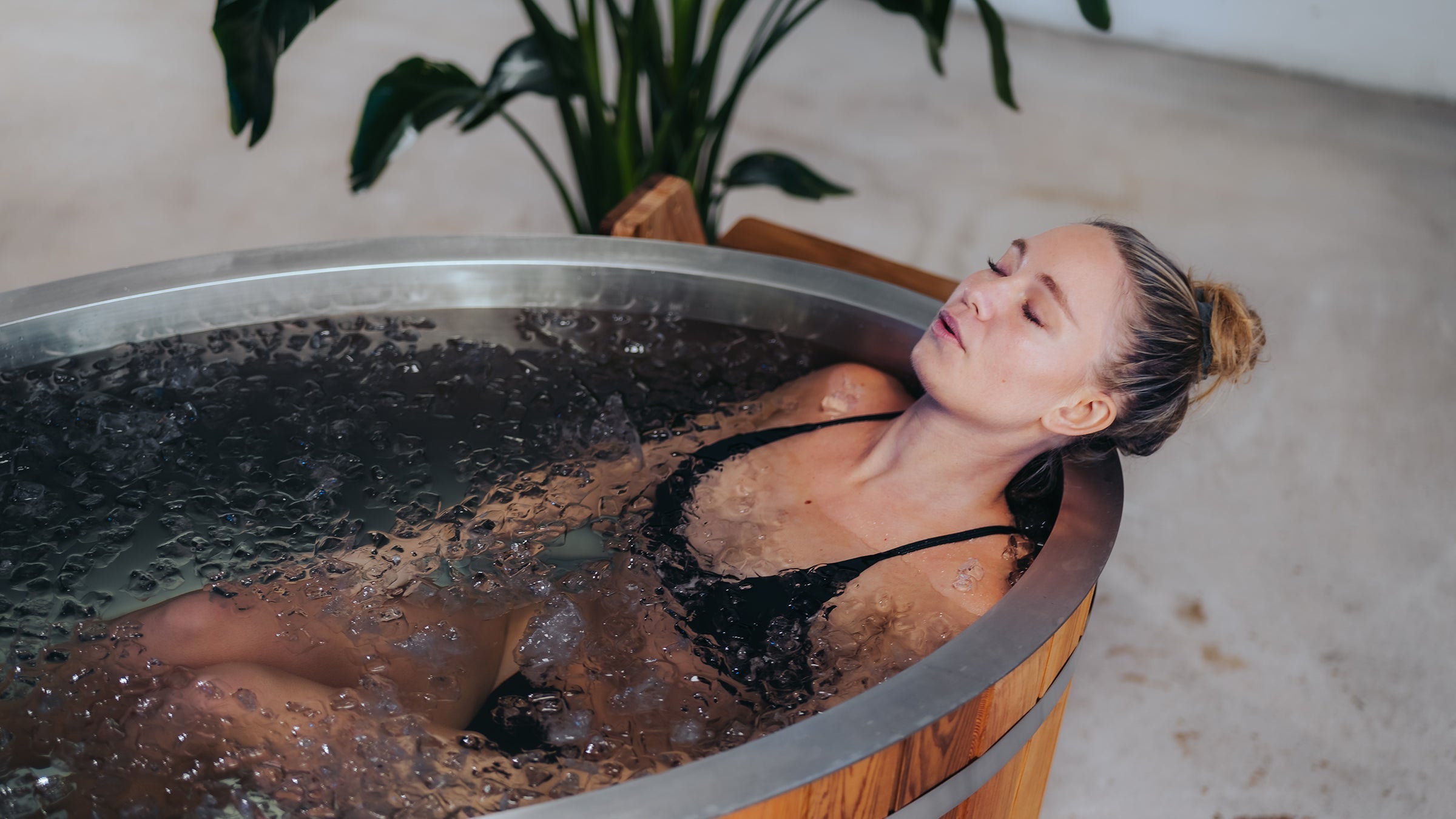 Frau im Arctic Plunge Eisbad Holzwanne 