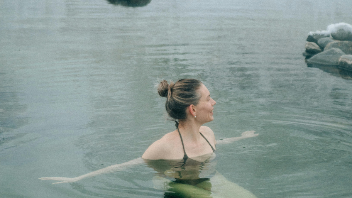 Frau nimmt Kältebad im See