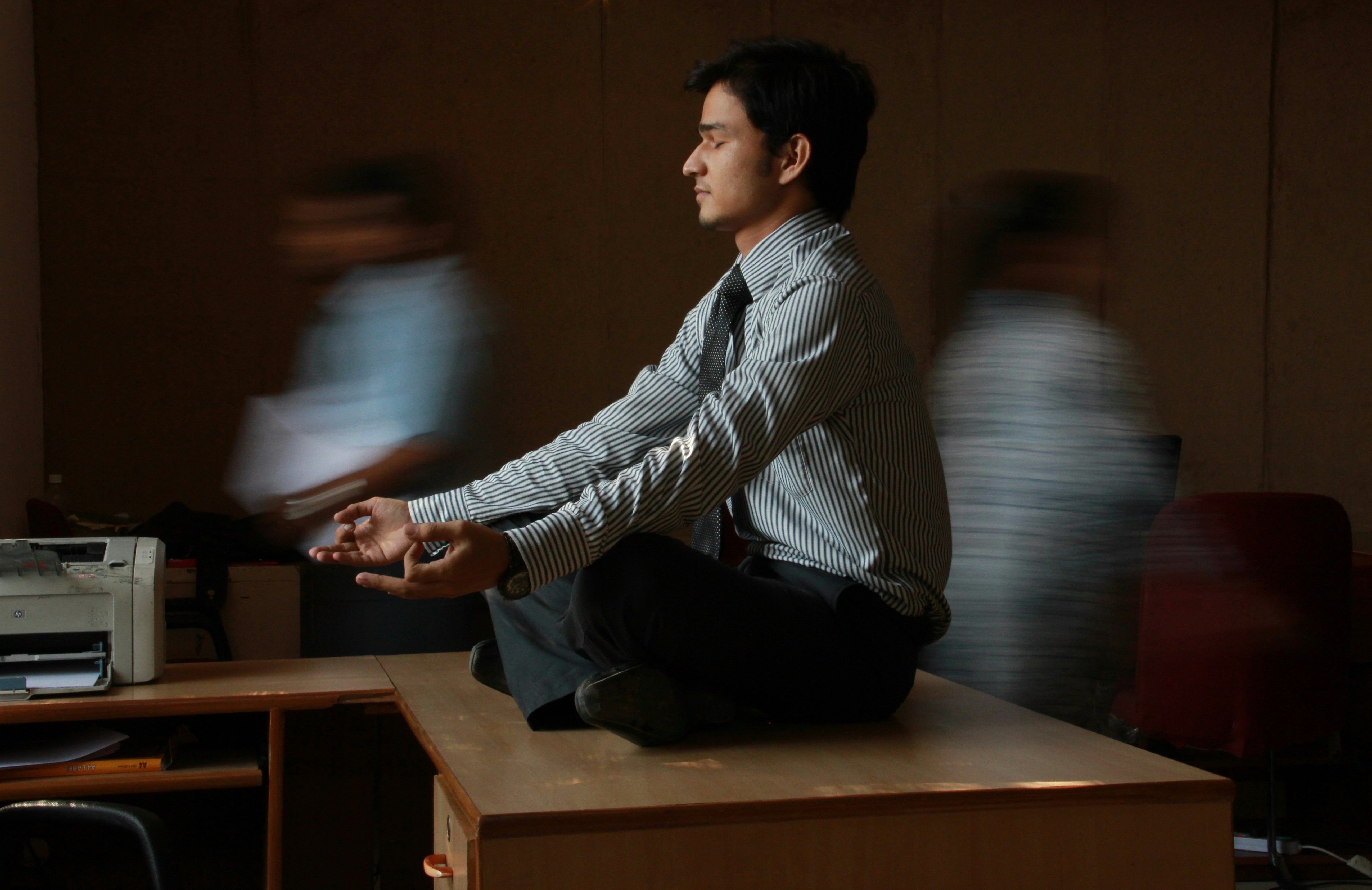 Eisbaden vs Meditation für Stressreduktion